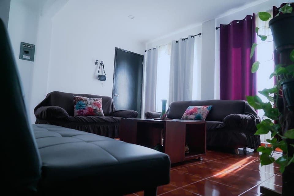 Property building, TV and multimedia, Living room, Food and drinks, Seating area, Guests, Mountain view, internet