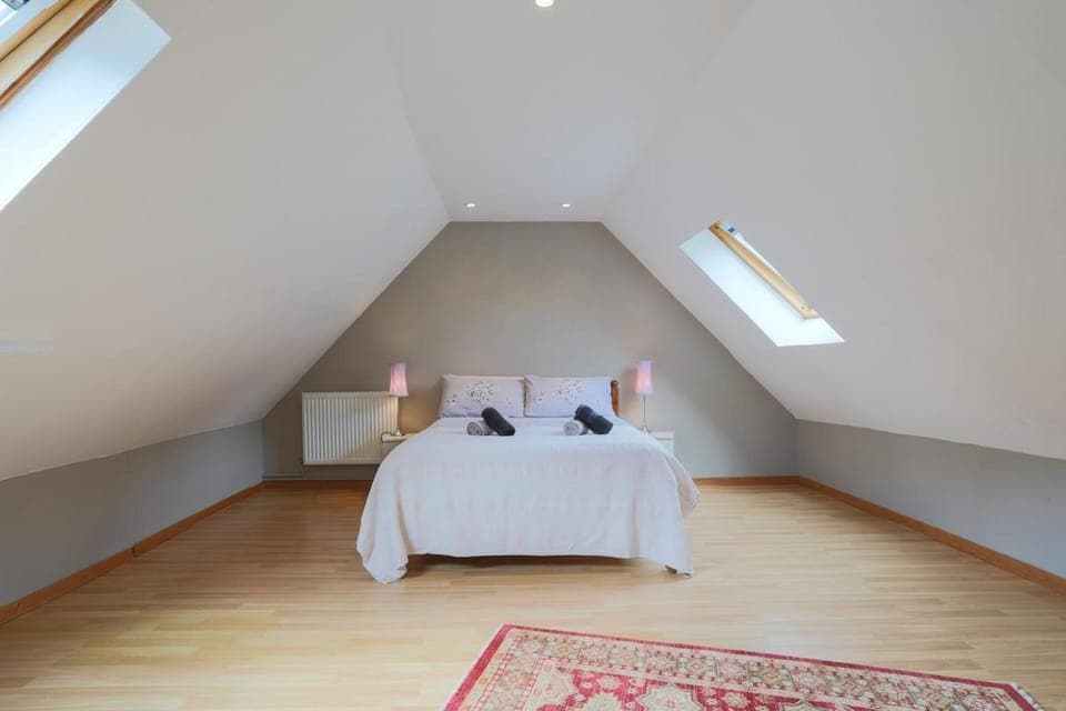 Photo of the whole room, Bedroom, towels