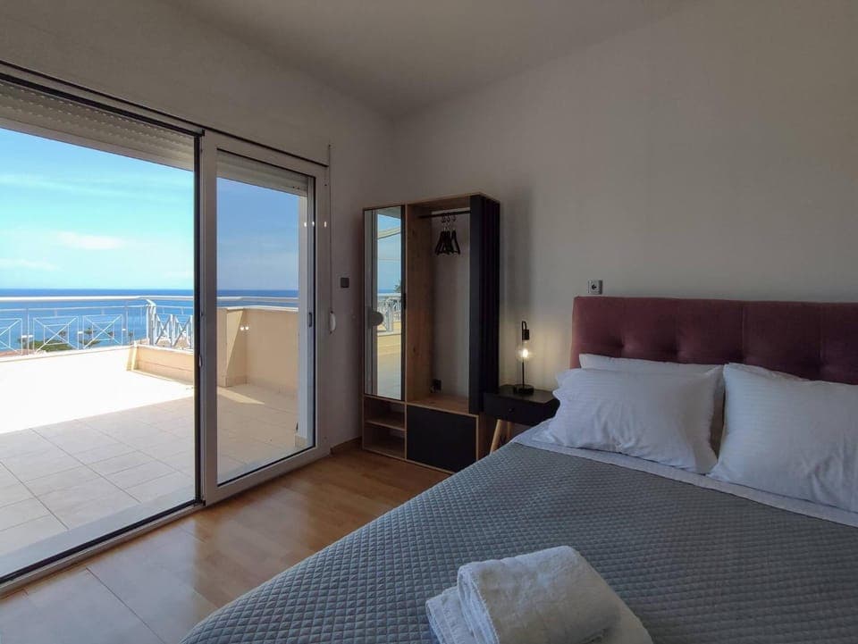 Bed, Natural landscape, View (from property/room), Balcony/Terrace, Photo of the whole room, Bedroom, Sea view, towels