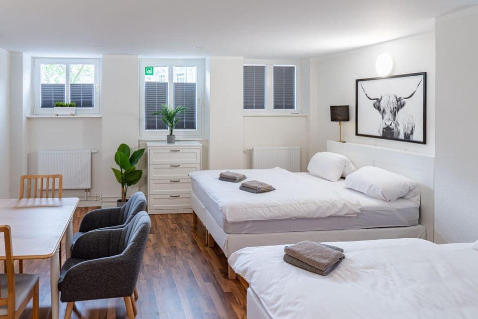 Bed, Photo of the whole room, Seating area, Bedroom