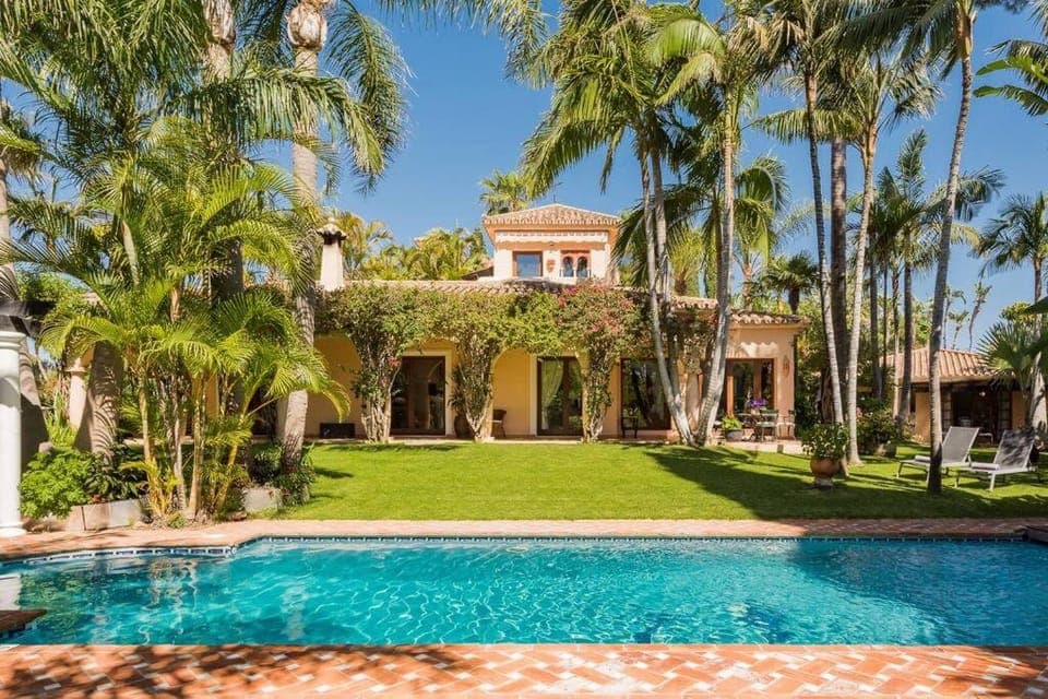 Property building, Garden, Swimming pool, Swimming pool