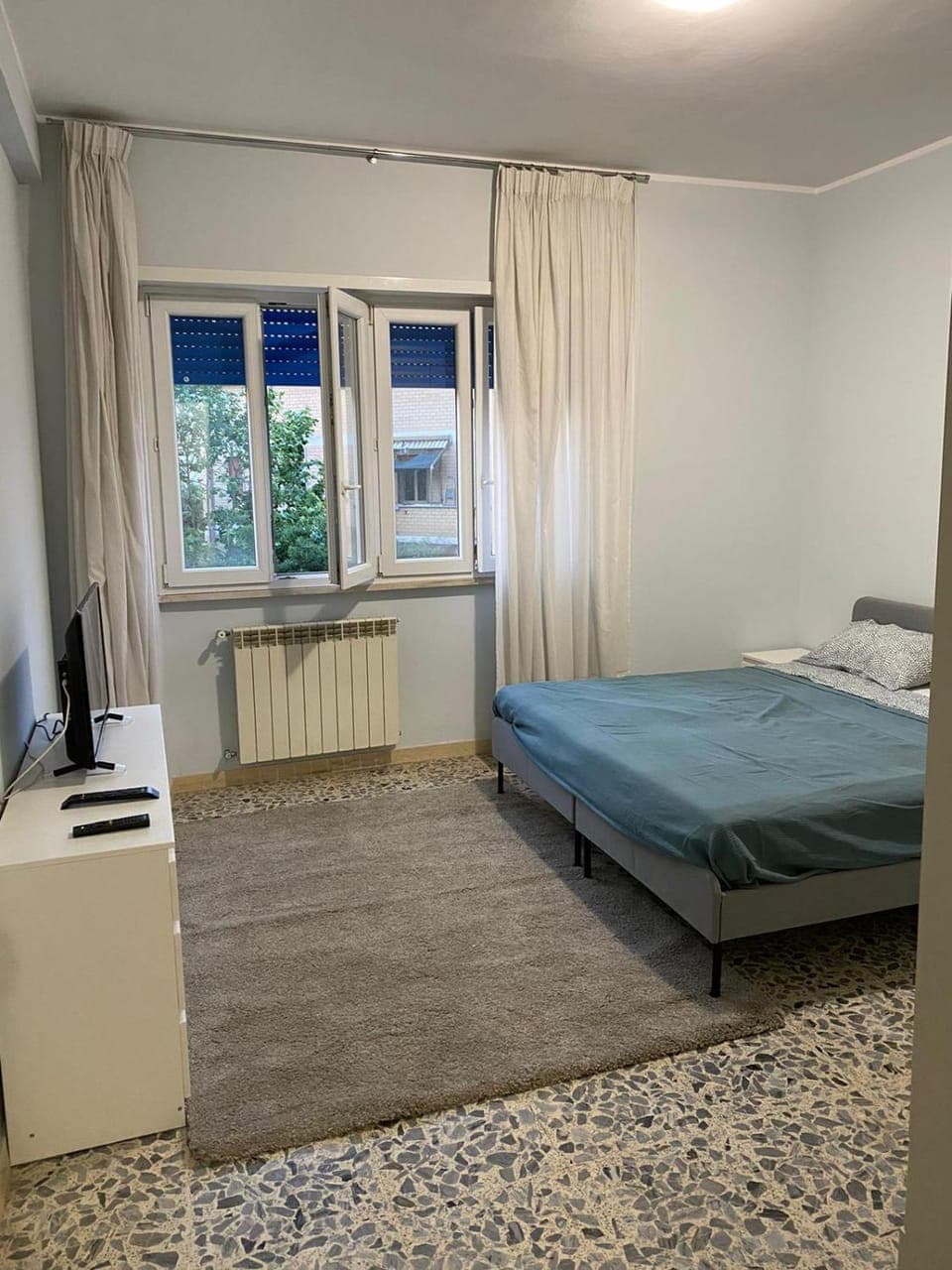 Bed, TV and multimedia, Photo of the whole room, Bedroom