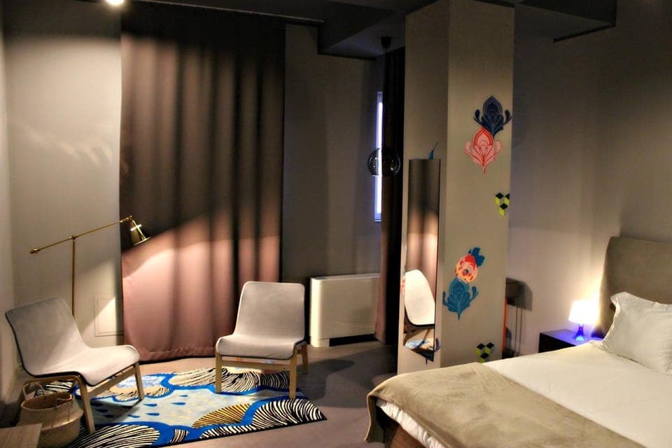 Bed, Photo of the whole room, Seating area, Bedroom