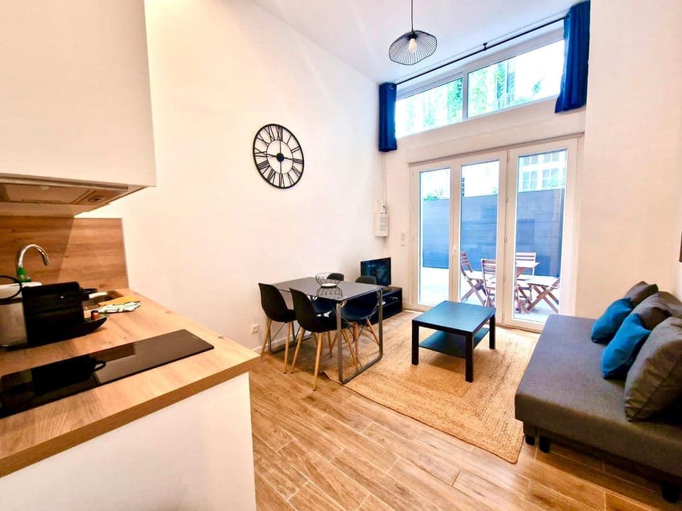 Kitchen or kitchenette, Living room, Seating area, Dining area, minibar