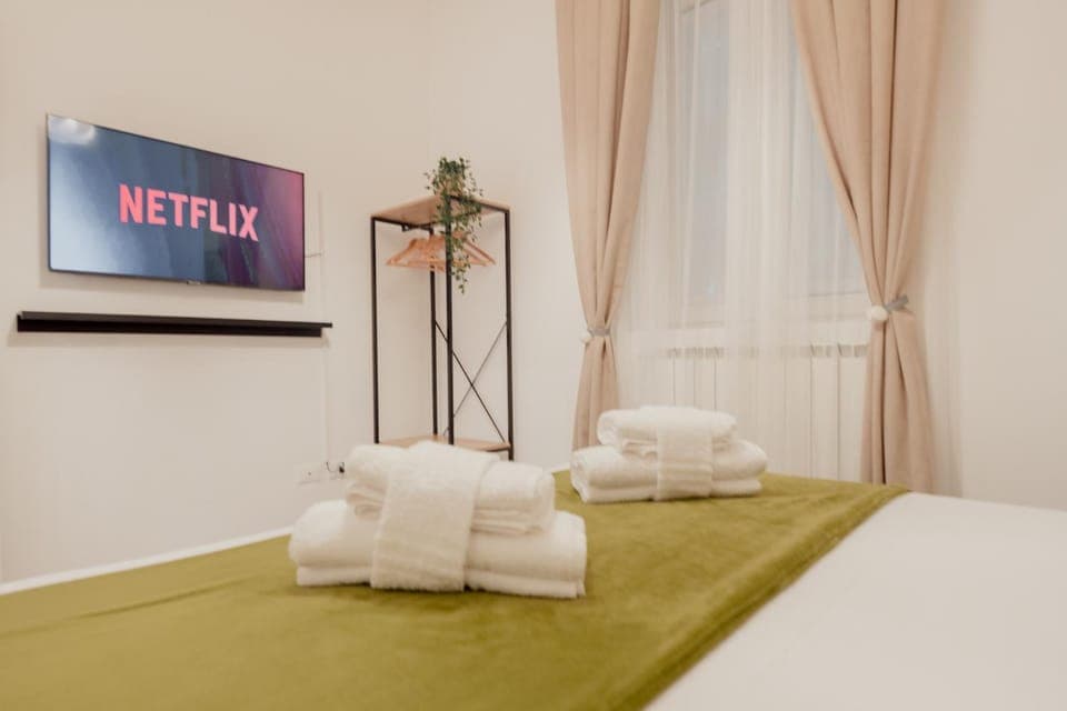 Bed, TV and multimedia, Photo of the whole room, Bedroom, towels