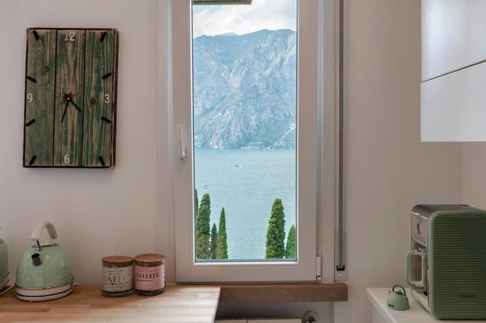 Kitchen or kitchenette, Lake view