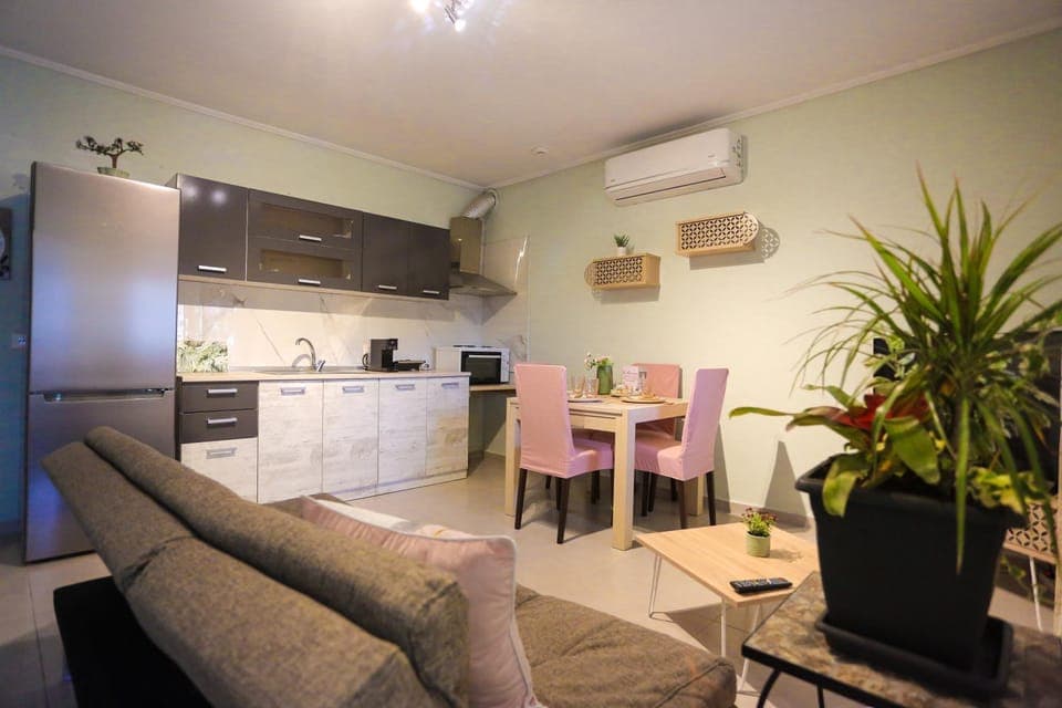 Kitchen or kitchenette, Living room, Seating area, Dining area, pet friendly, air conditioner
