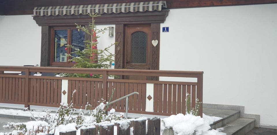 Property building, Facade/entrance, Day, Winter, Balcony/Terrace