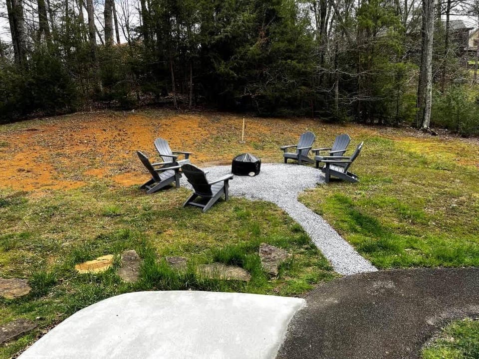 KunTree Retreat by Beyond Expectations w Hot Tub House in Sevier County