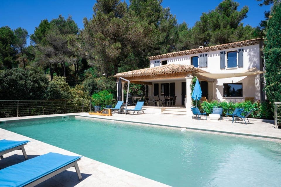 Property building, Patio, Spring, Day, Natural landscape, Garden, Garden view, Pool view, Swimming pool, sunbed