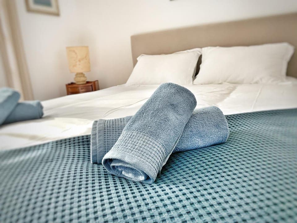 Bed, Bedroom, towels