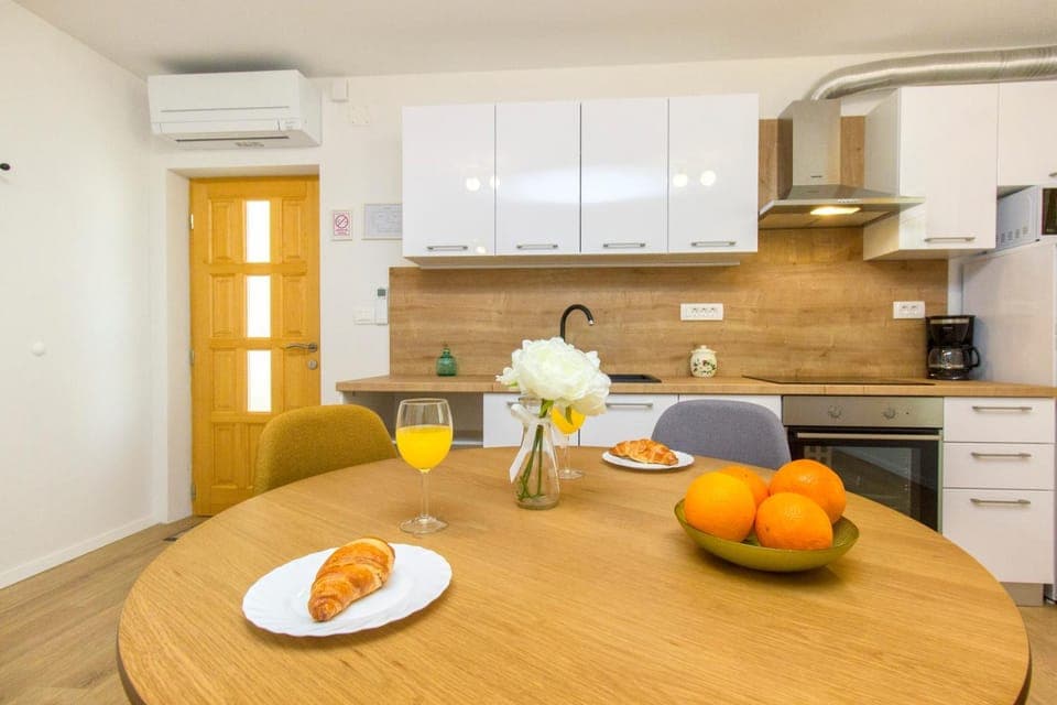 Kitchen or kitchenette, Living room, Food and drinks, Seating area, Dining area, Food, minibar, pet friendly, stove