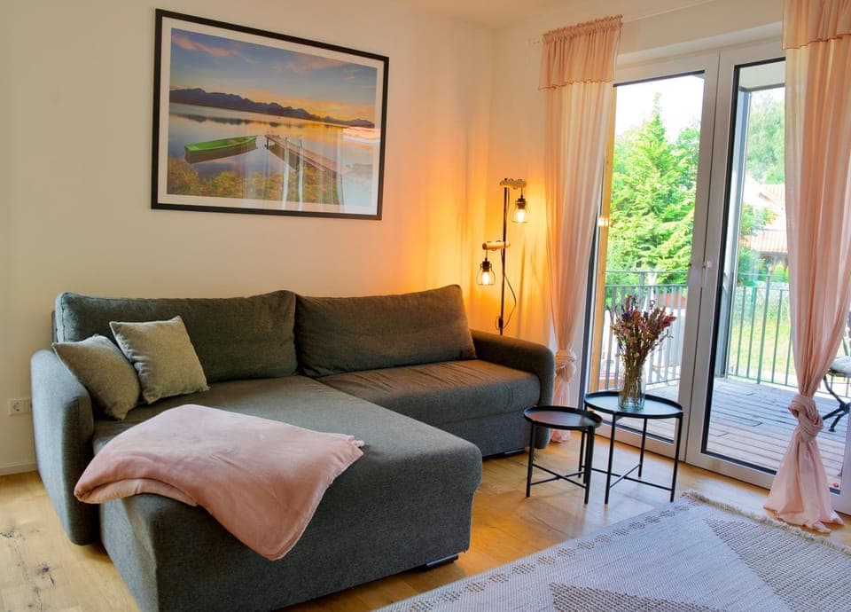 Communal lounge/ TV room, Bed, TV and multimedia, View (from property/room), Balcony/Terrace, Living room, Seating area, Pets