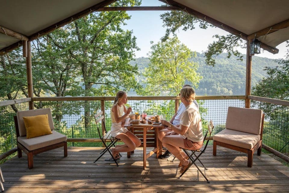 Day, People, Natural landscape, View (from property/room), Balcony/Terrace, Living room, Dining area, Guests, Lake view, Mountain view