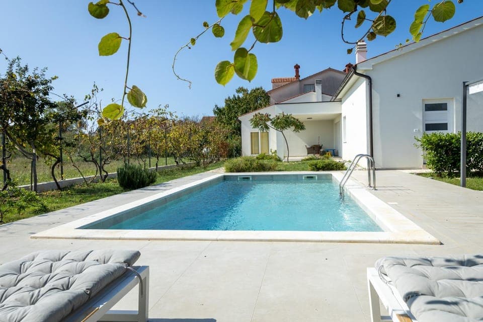 Property building, Patio, Day, Garden, Garden view, Pool view, Swimming pool, sunbed