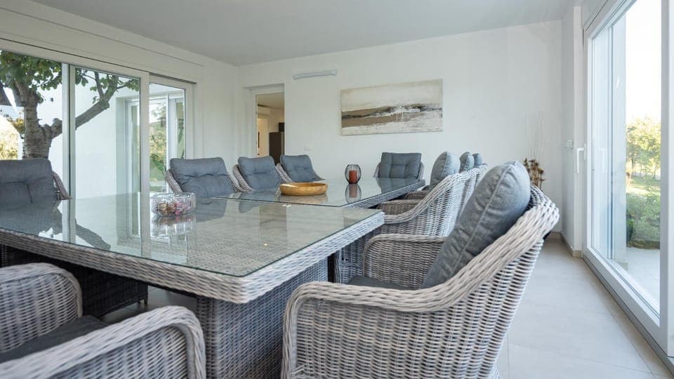 Seating area, Dining area