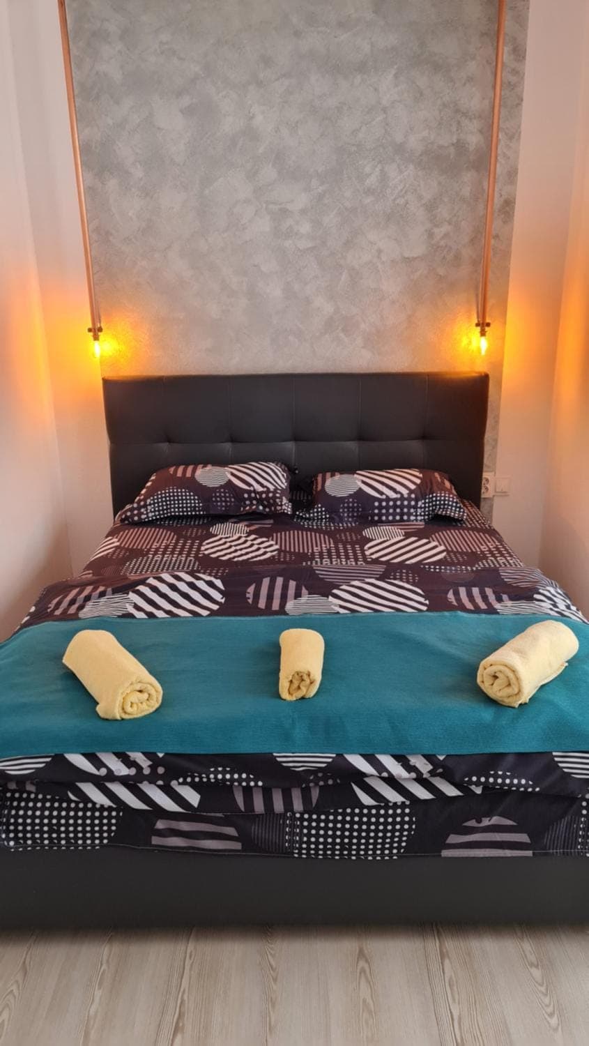 Bed, Photo of the whole room, Bedroom, towels