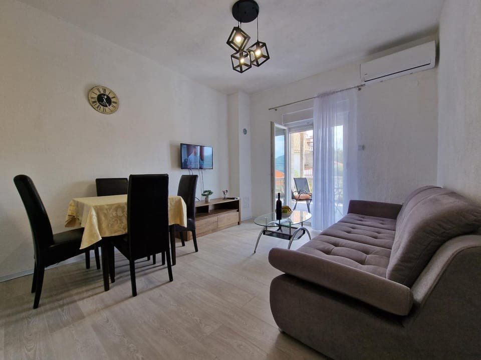 TV and multimedia, Living room, Seating area, Dining area