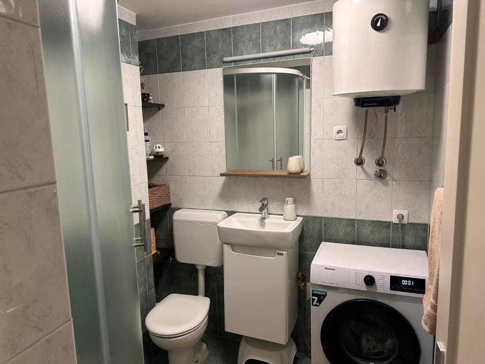 Shower, Toilet, Bathroom, towels, washing machine