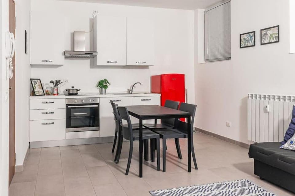 Kitchen or kitchenette, Dining area, pet friendly, stove