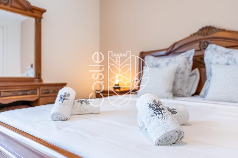 Bed, Photo of the whole room, towels