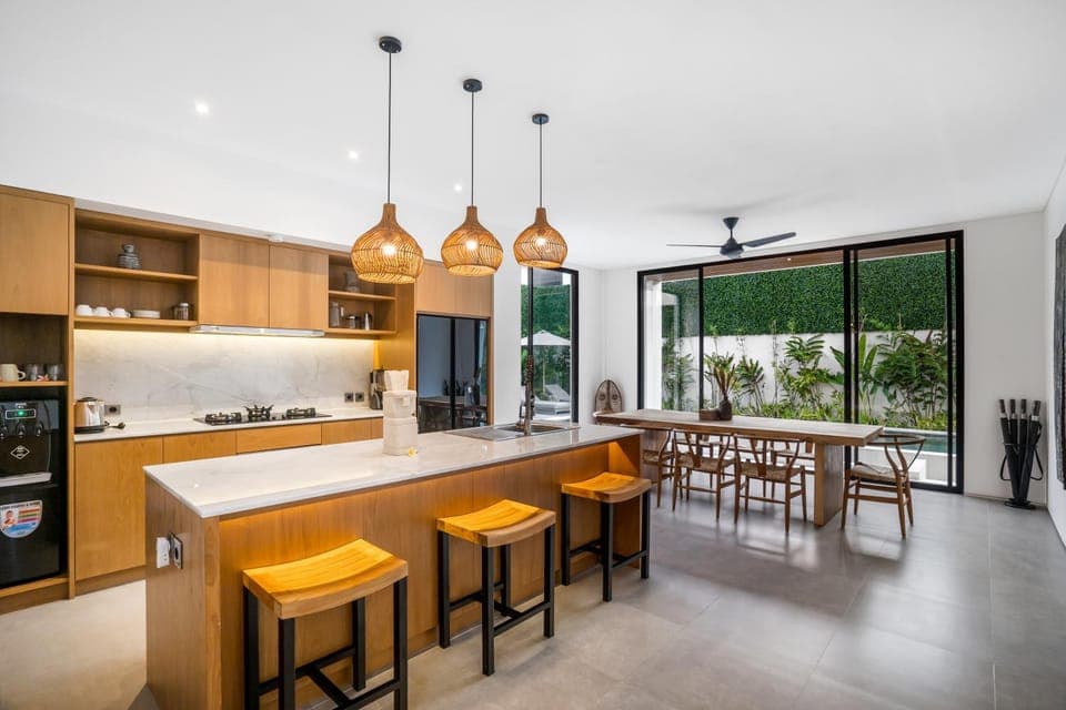 Coffee/tea facilities, Kitchen or kitchenette, Seating area, Dining area, oven, stove, kitchen