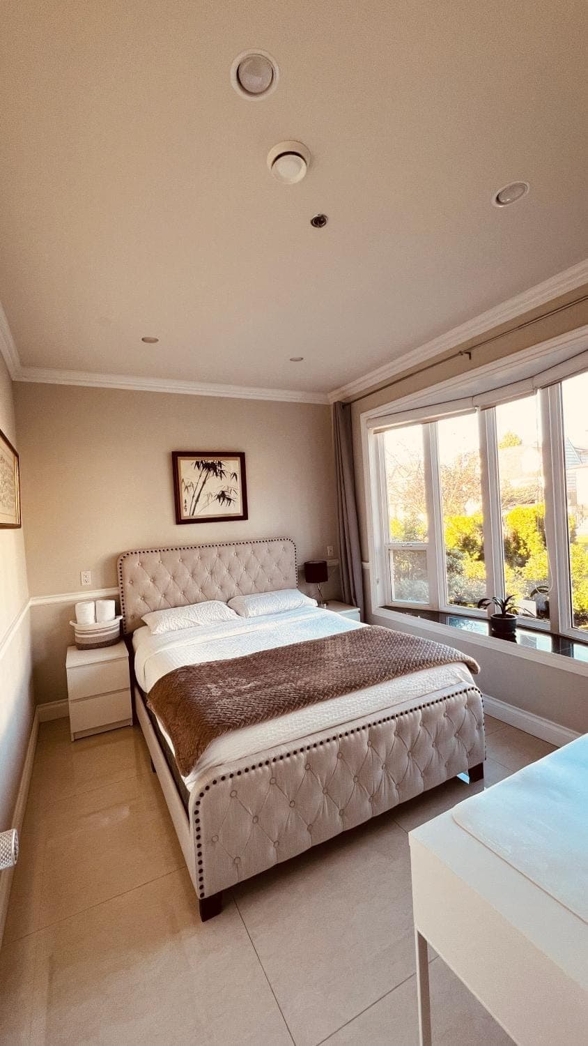 Photo of the whole room, Bedroom