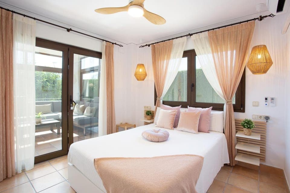 Bed, Photo of the whole room, Bedroom, fireplace