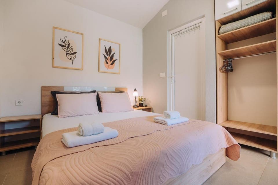 Bed, Photo of the whole room, Bedroom, towels, wardrobe