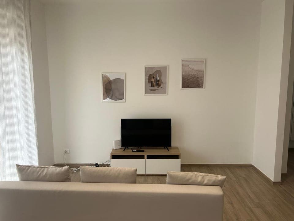 TV and multimedia, Living room, Seating area, Evening entertainment