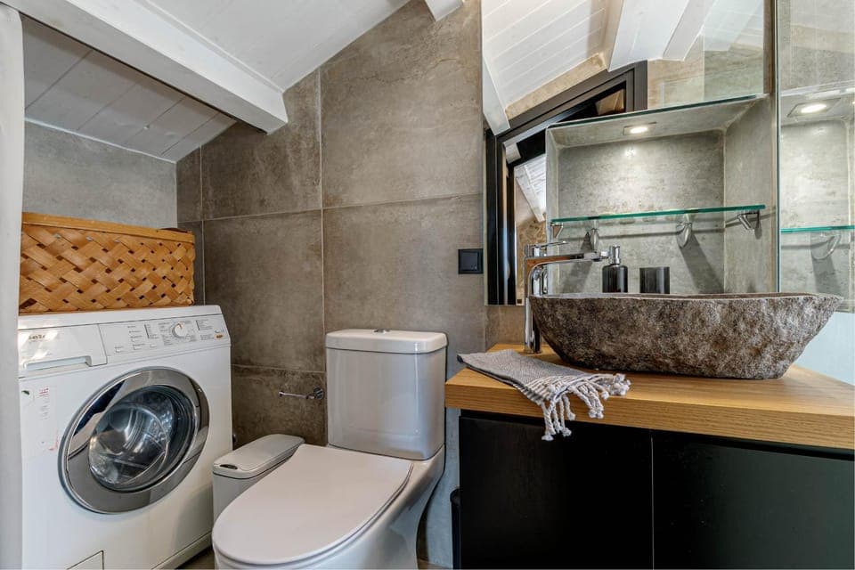 Toilet, Bathroom, towels, washing machine