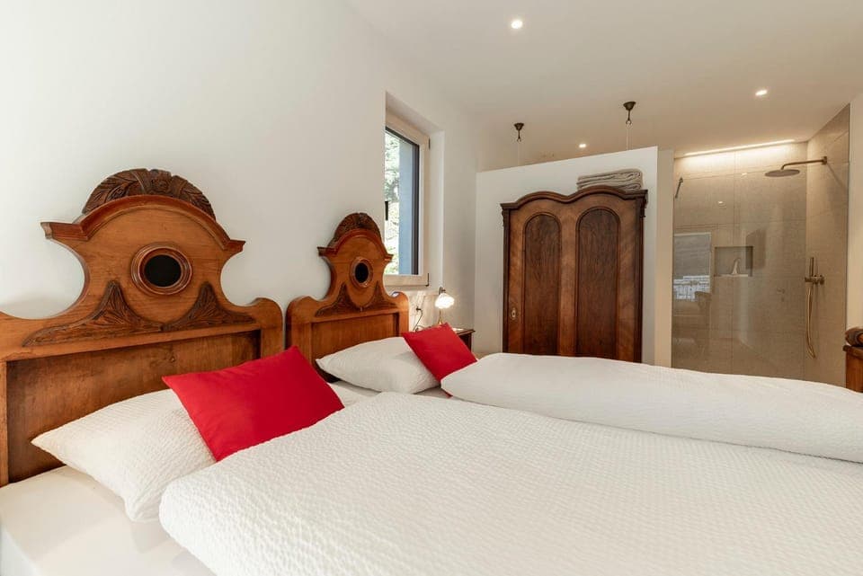 Shower, Bed, Photo of the whole room, Bedroom