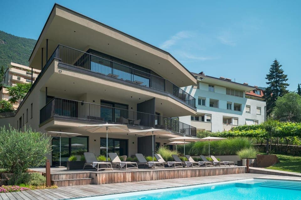 Property building, Garden, Garden view, Swimming pool, sunbed