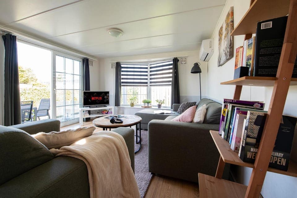 Library, Living room, Seating area