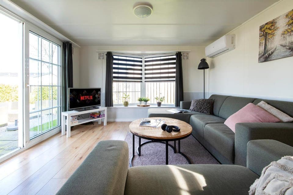 TV and multimedia, Living room, Seating area, air conditioner