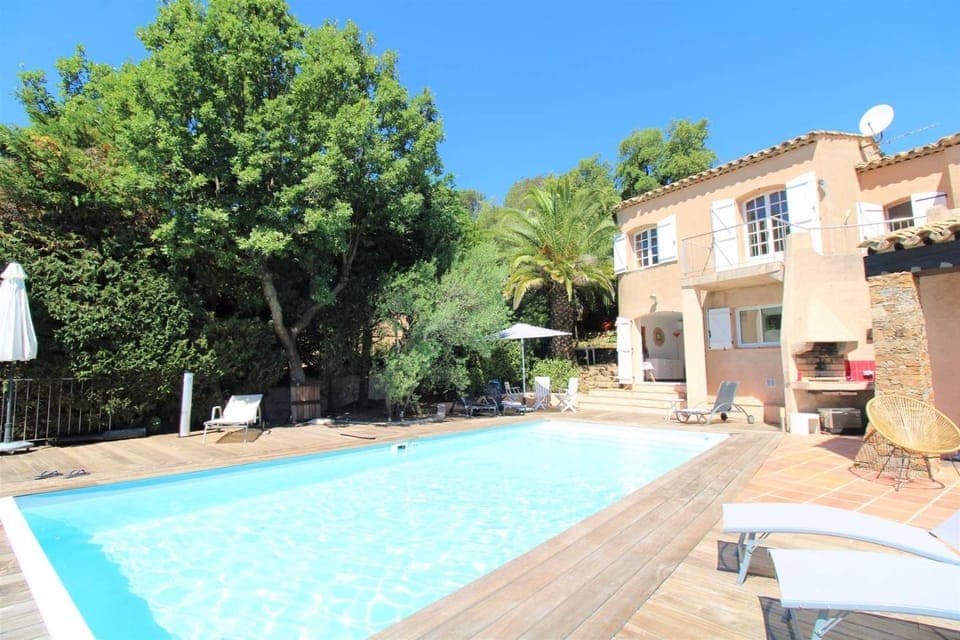 Property building, Swimming pool, sunbed