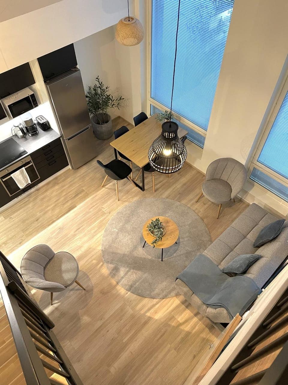 Photo of the whole room, Seating area