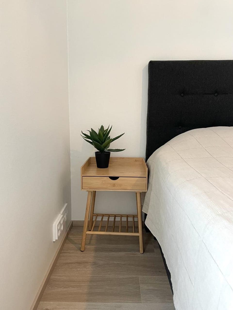 Bed, Bedroom, hair dresser