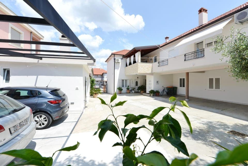 Property building, Day, Balcony/Terrace, Parking