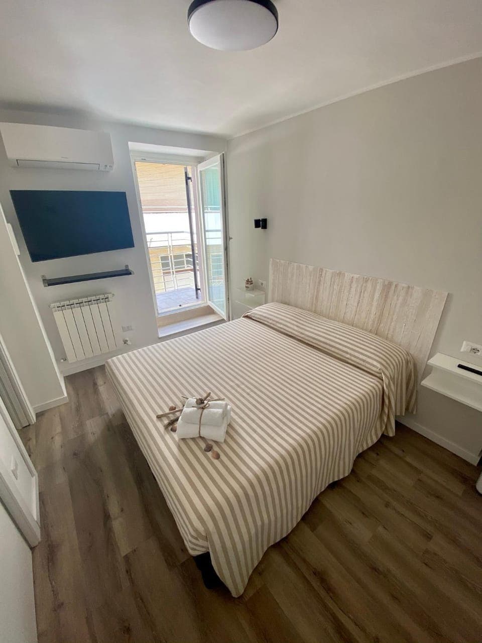 Bed, TV and multimedia, Balcony/Terrace, Bedroom, air conditioner