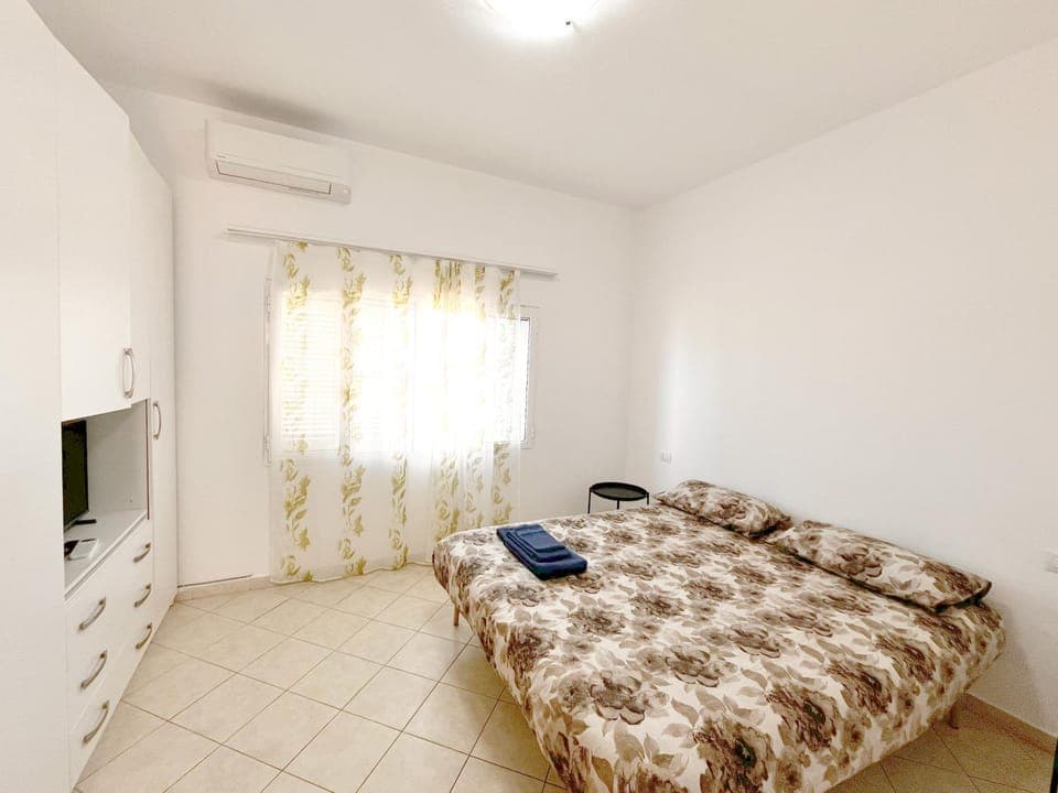 Bed, TV and multimedia, Photo of the whole room, Bedroom, air conditioner