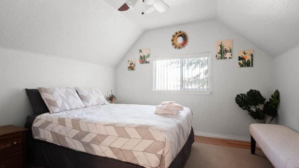 Bed, Photo of the whole room, Bedroom