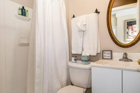 Studio w King Bed Walking distance to Beach & Shops Apartment in Michigan City