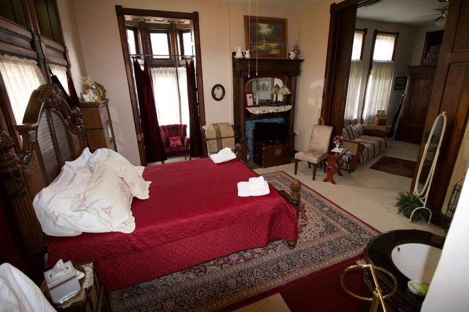 Bed, TV and multimedia, Photo of the whole room, Seating area, Bedroom, towels