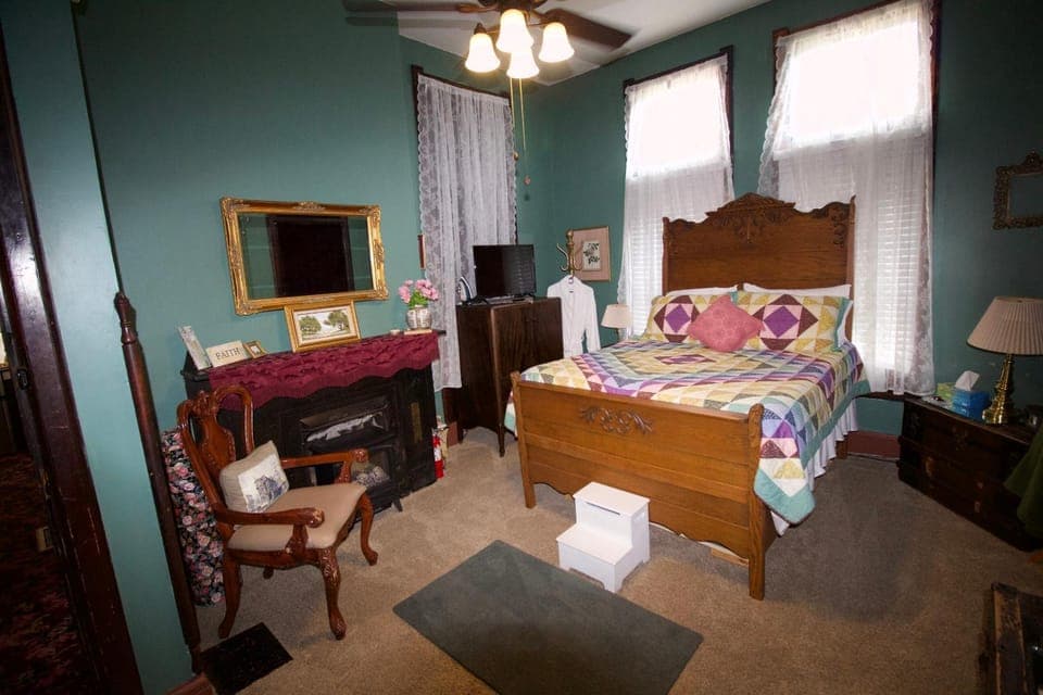 TV and multimedia, Photo of the whole room, Seating area, Bedroom