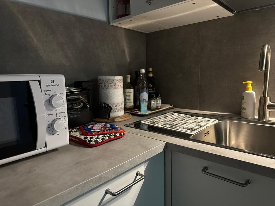 Kitchen or kitchenette, minibar, toaster