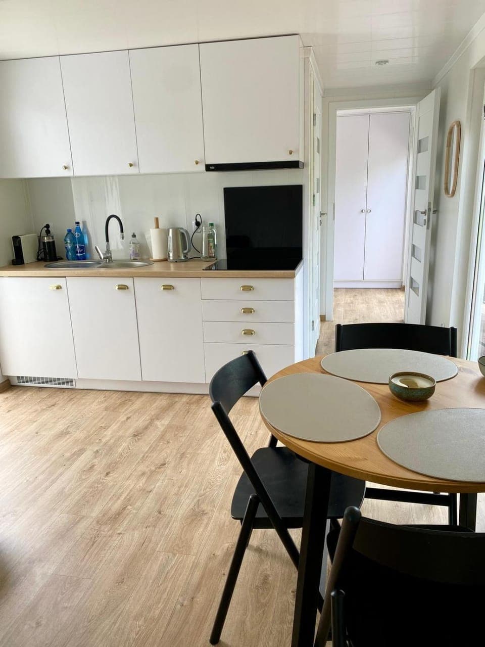 Coffee/tea facilities, Kitchen or kitchenette, Dining area, oven, stove