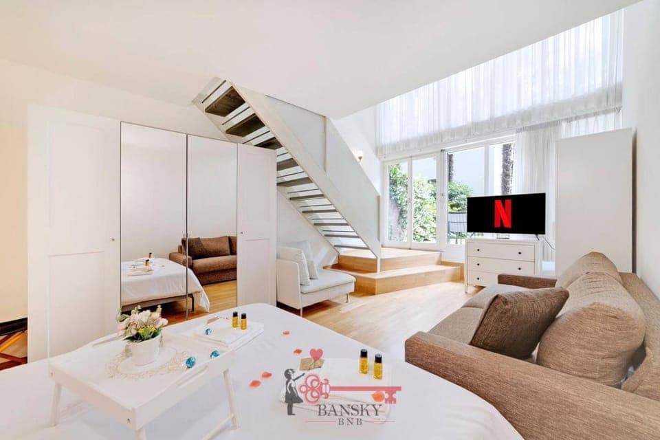 TV and multimedia, Living room, Seating area, Evening entertainment