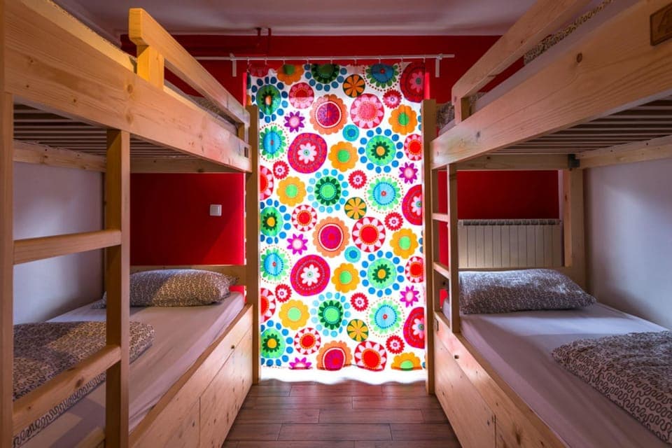 Property building, People, Photo of the whole room, Guests, group of guests, bunk bed, internet, locker
