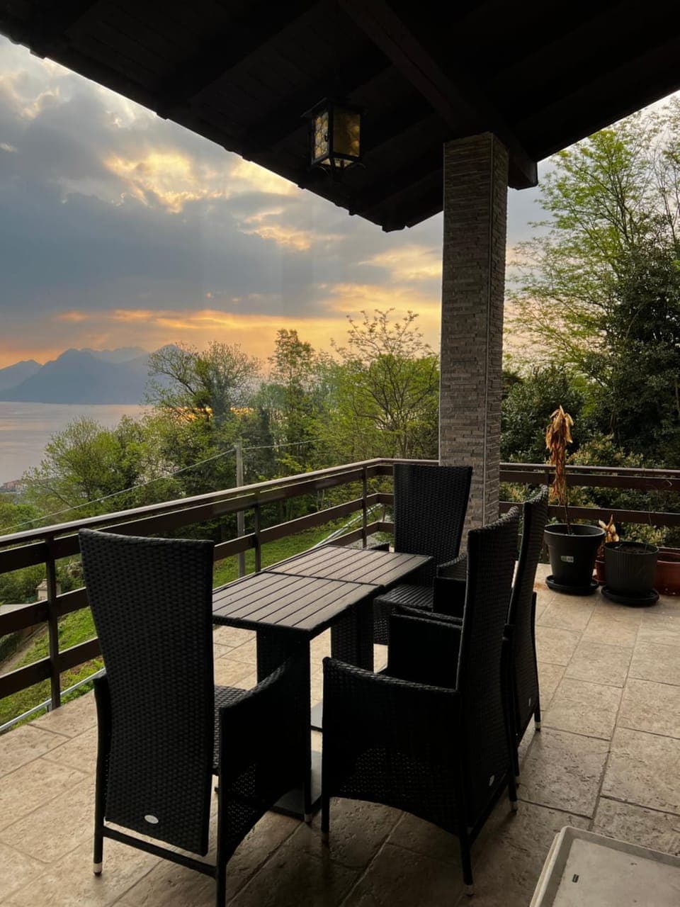 View (from property/room), Balcony/Terrace, Lake view, Mountain view